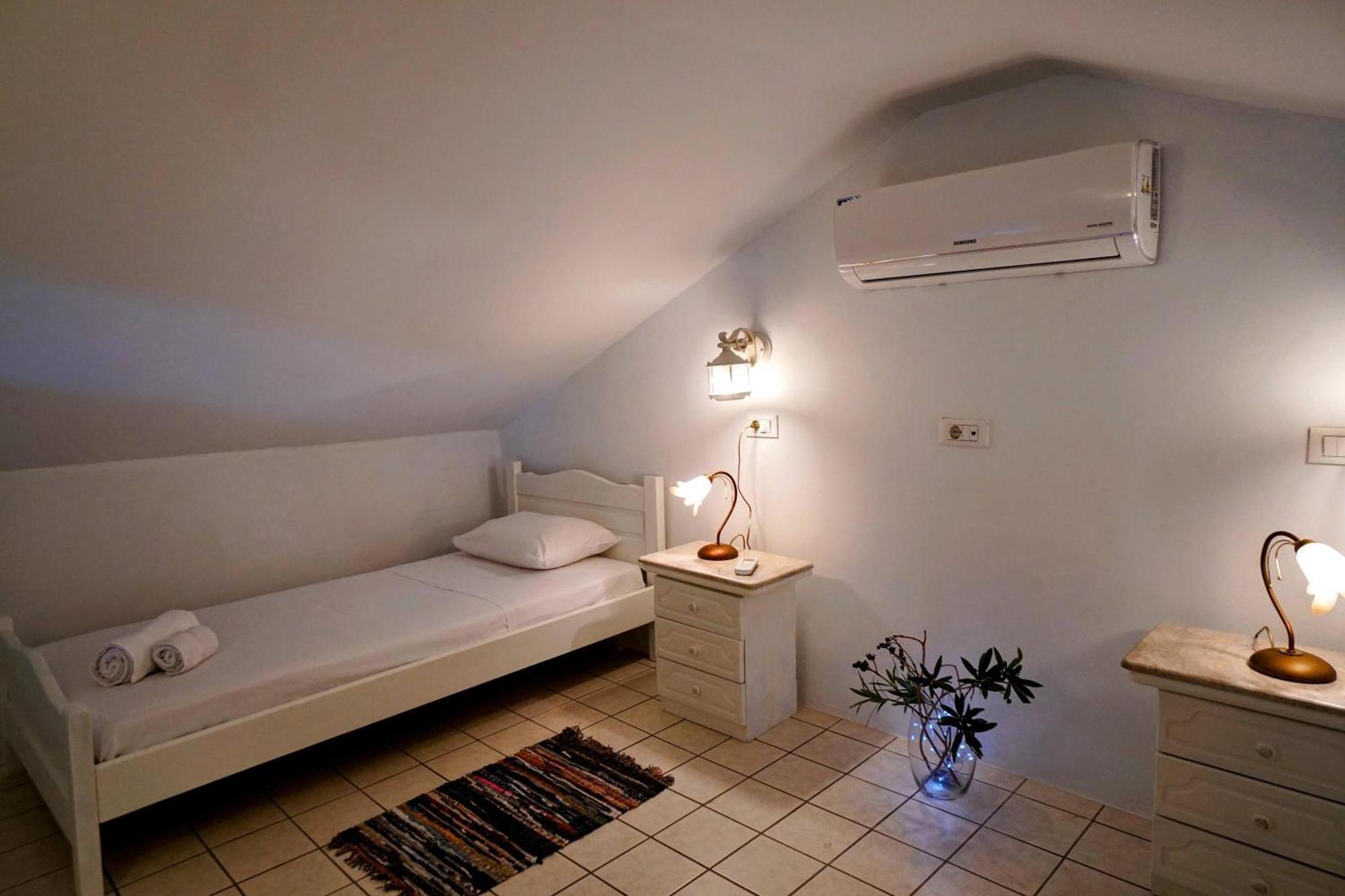 Petalo House *